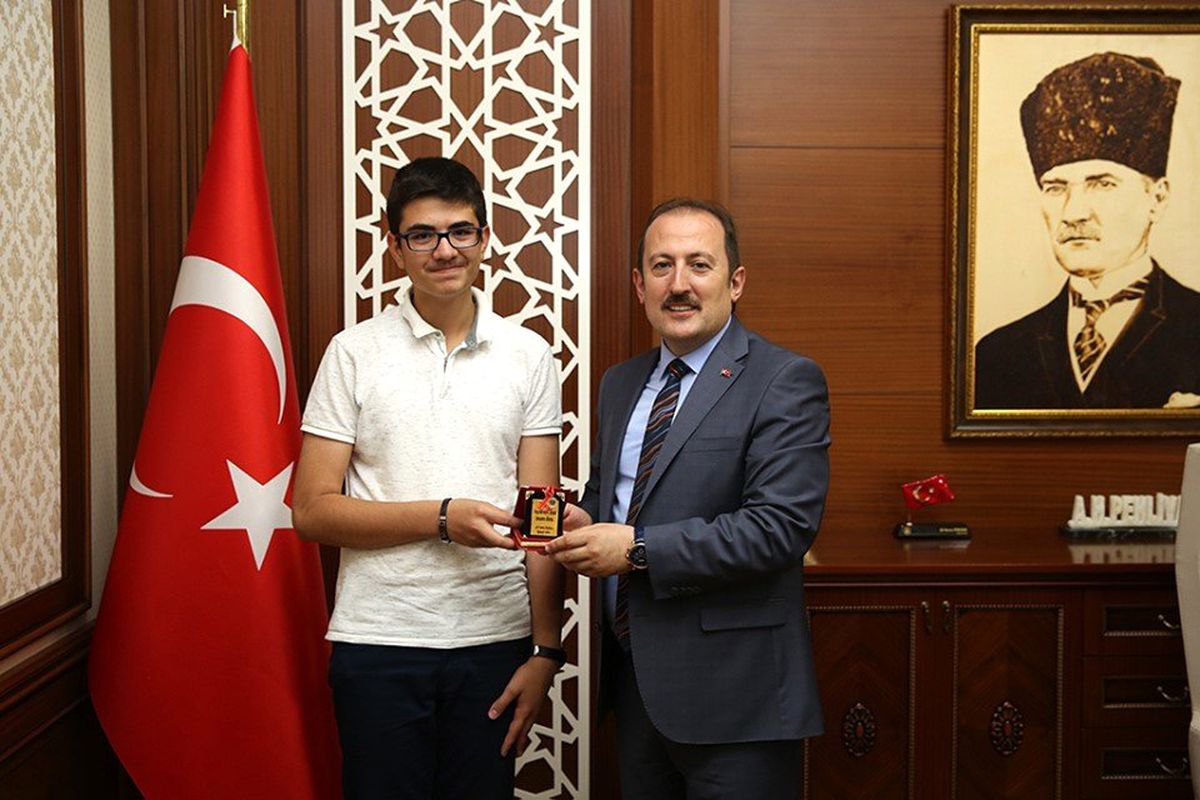 Vali Pehlivan, LGS birincisi Göktuğ Semih İstek\'i kutladı ve ödüllendirdi