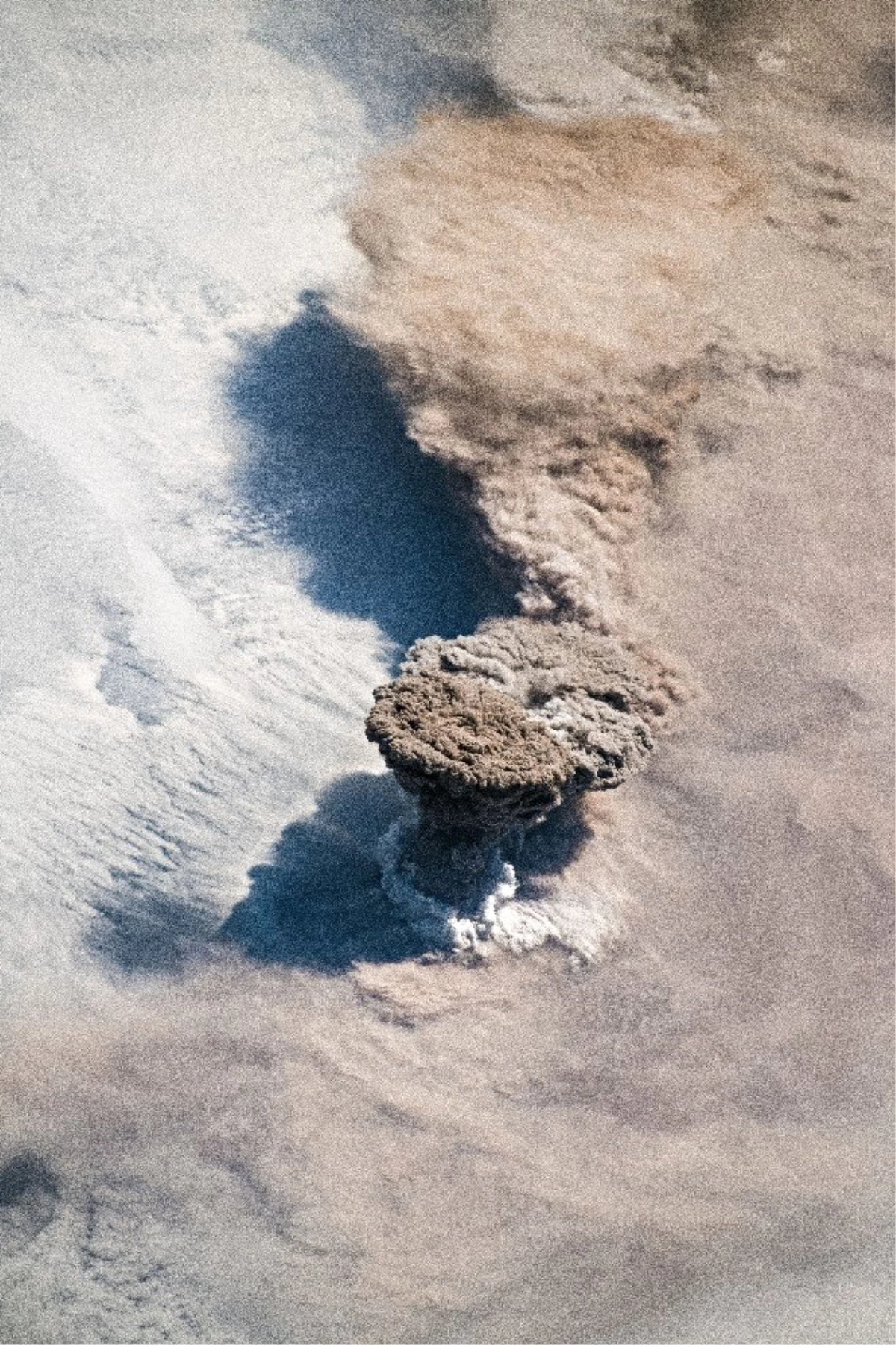 Raikoke volkanının patlaması uzaydan görüntülendi