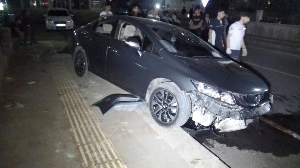 14 yaşındaki ehliyetsiz sürücü drift atmaya çalıştı, faciadan dönüldü