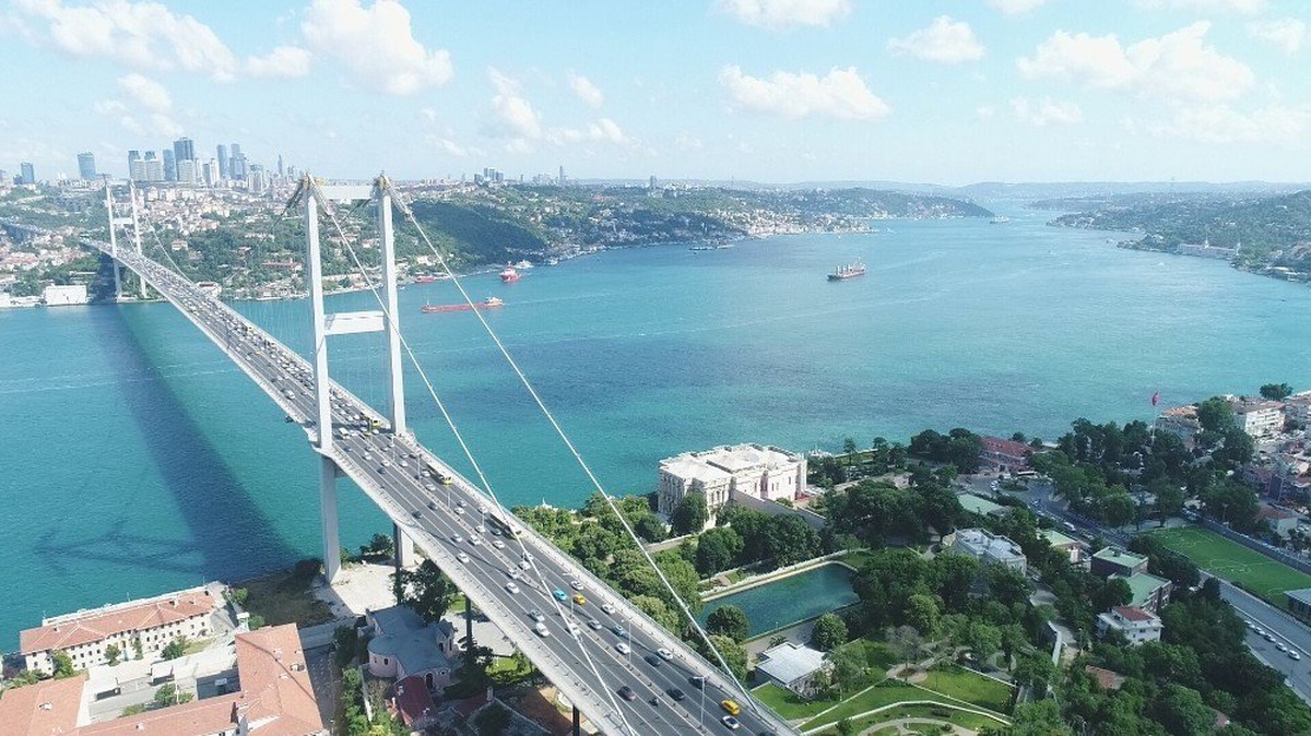 15 Temmuz Şehitler Köprüsü\'nde oluşan trafik yoğunluğu havadan görüntülendi