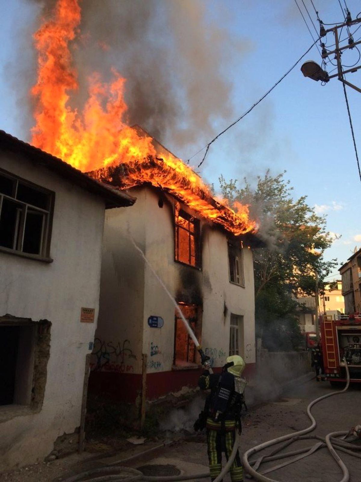 2 katlı metruk bina alevlere teslim oldu