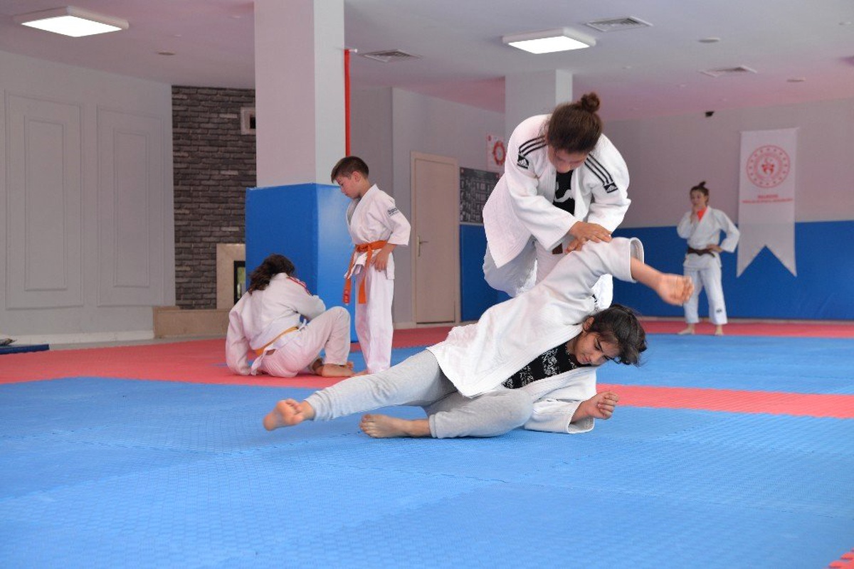 Altıeylül\'de Yaz Spor Okulları başladı