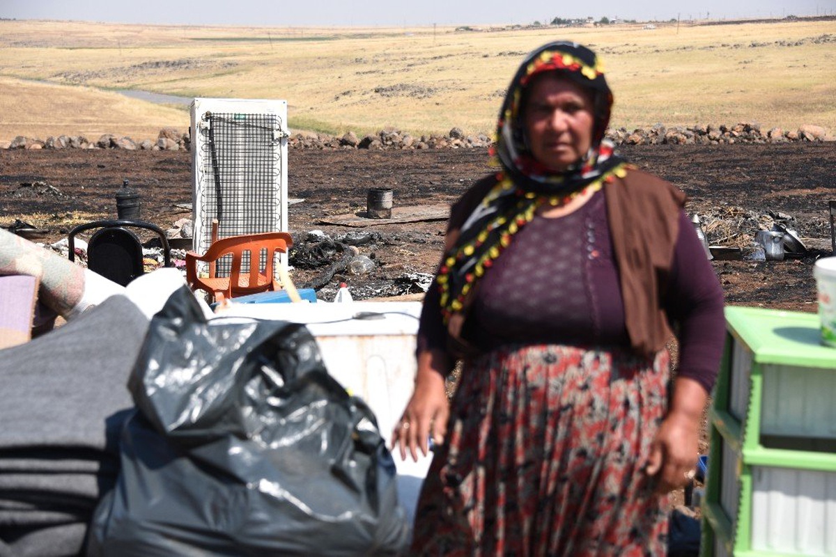 Anız yangınında eşyaları kül olan aileye yardım