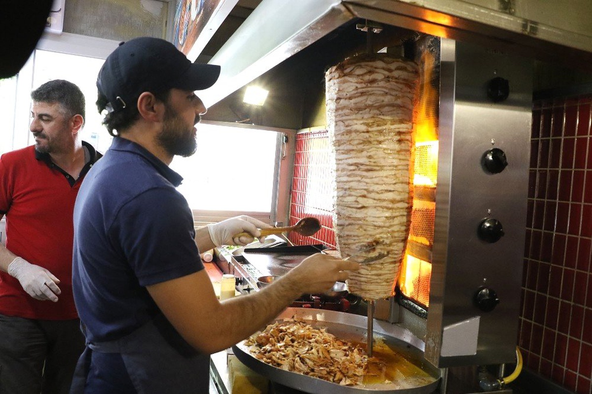 Antalya\'da sıcak hava çalışanları vuruyor