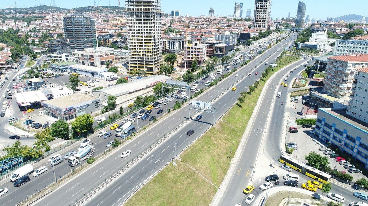 Avrasya Tüneli\'nde oluşan trafik yoğunluğu havadan görüntülendi