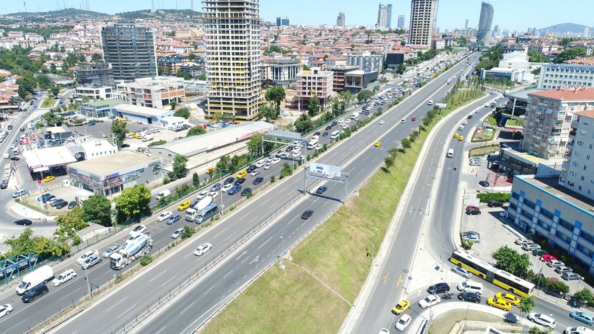 Avrasya Tüneli\'nde oluşan trafik yoğunluğu havadan görüntülendi