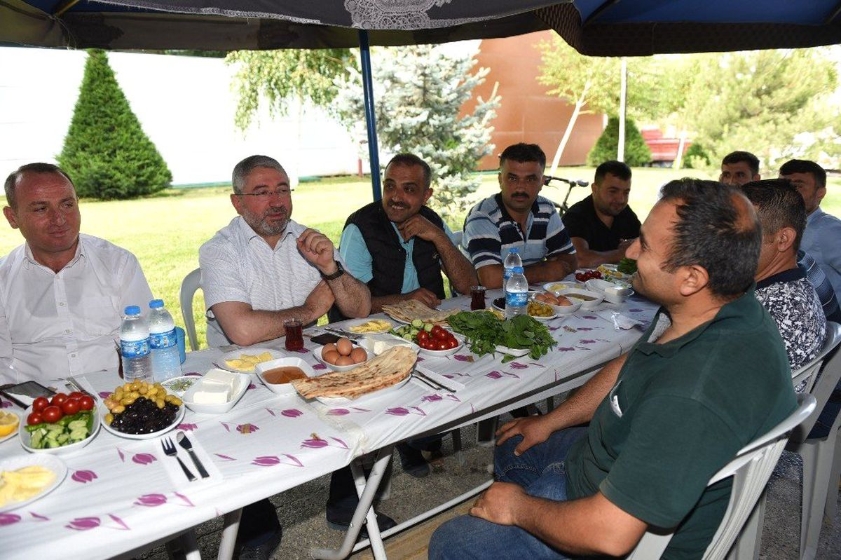 Başkan Aşgın pazarcılarla buluştu