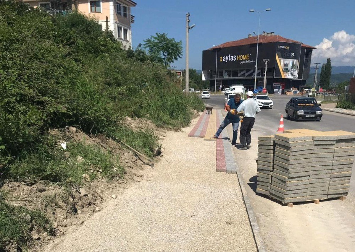 Belediyeden kaldırım yenileme çalışması