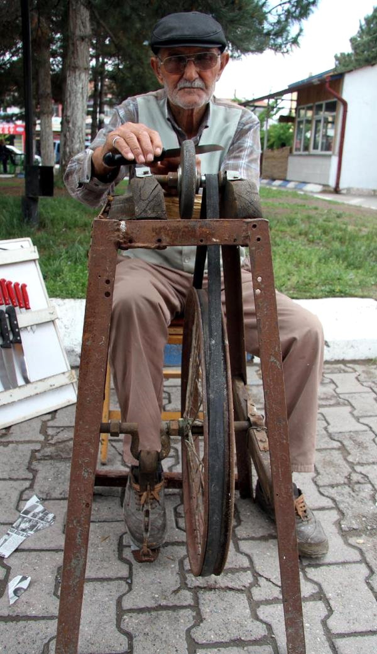 Bıçak bileme makinesiyle 7 çocuk büyüttü