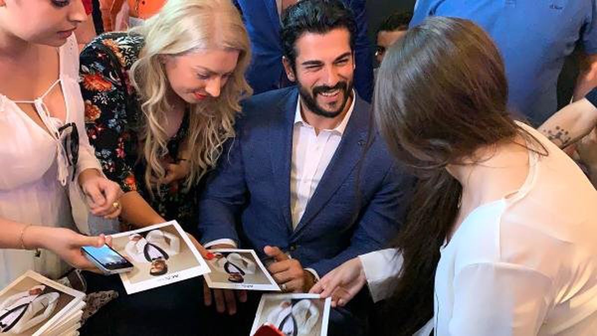 Burak Özçivit\'e Romanya\'da yoğun ilgi