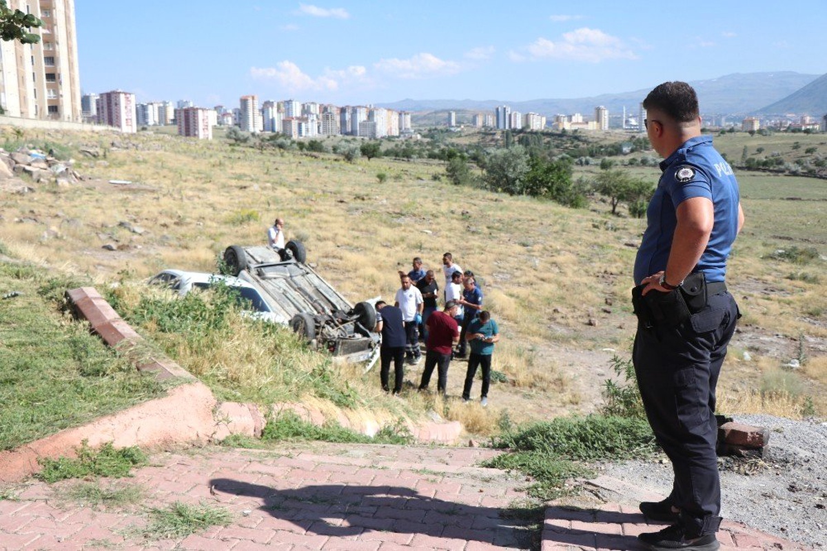 Çarparak uçuruma yuvarladığı araçtaki şahsı öldürdü