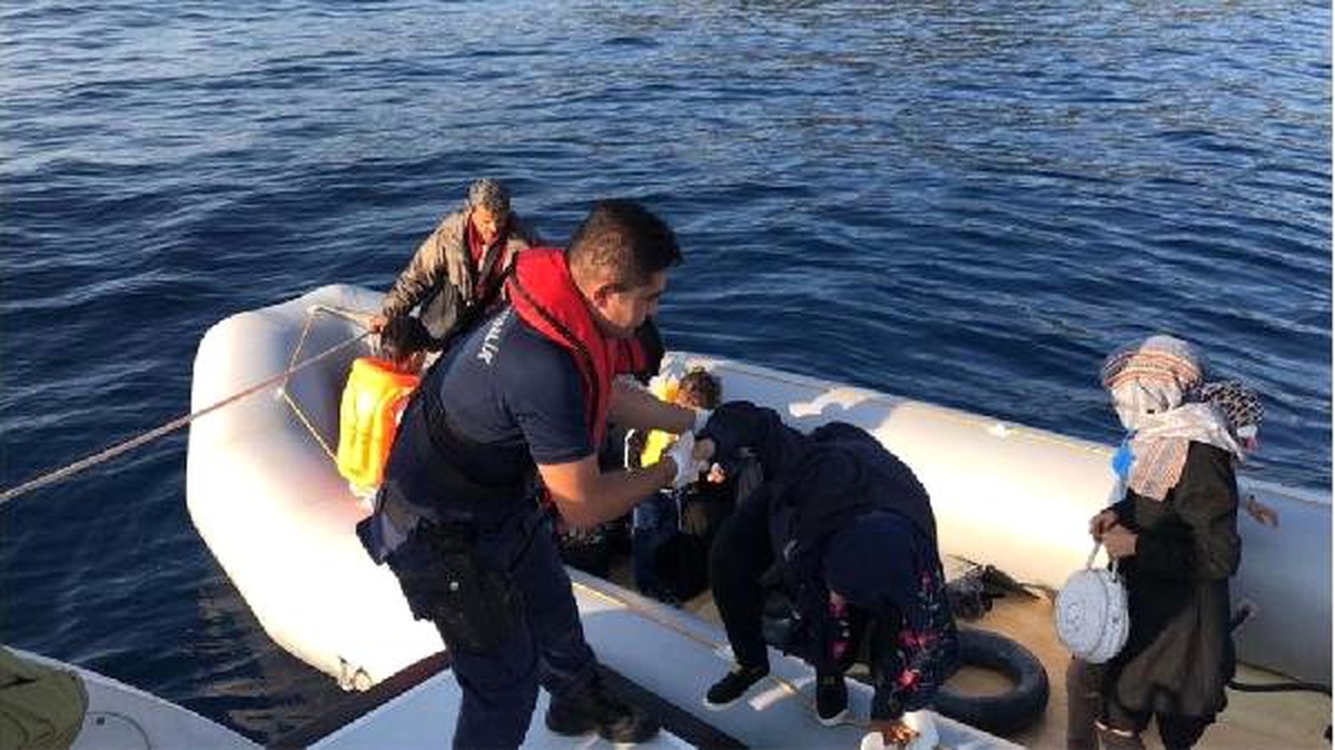 Çeşme açıklarında 22 kaçak göçmen yakalandı