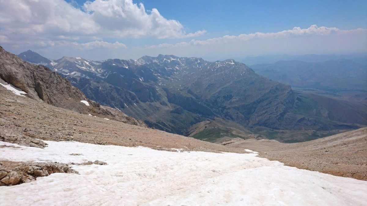 Çığ altında kalan dağcıyı arama çalışmaları devam ediyor