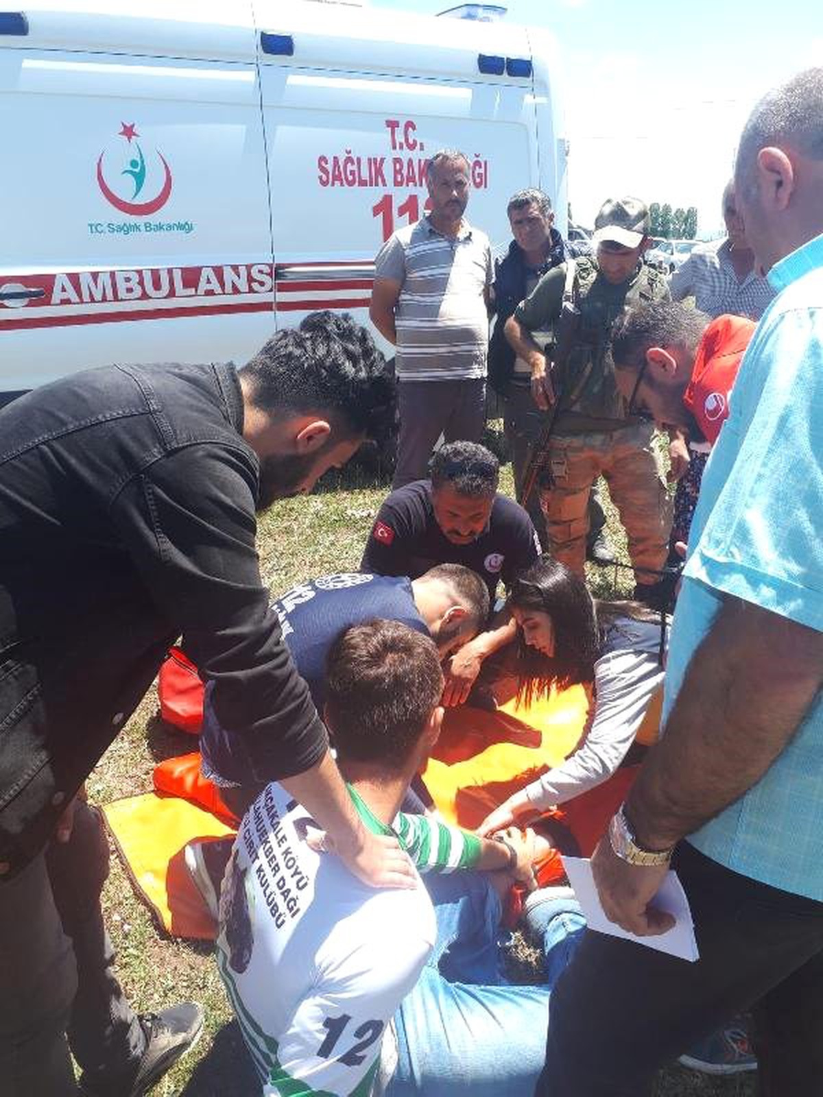 Ciritleri toplayan yedek sporcuya at çarptı, bacağı kırıldı