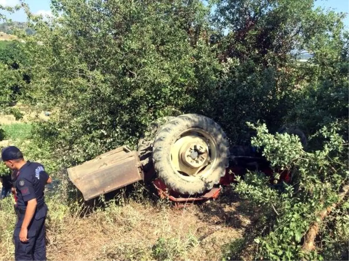 Devrilen traktörün altında kalan Erkan, öldü