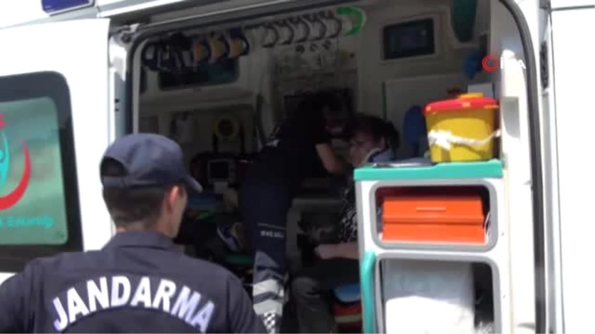 Edirne\'de akıl almaz kaza...Tıra çarptı, 3 tekerlekle 1 kilometre gitti: 2 yaralı