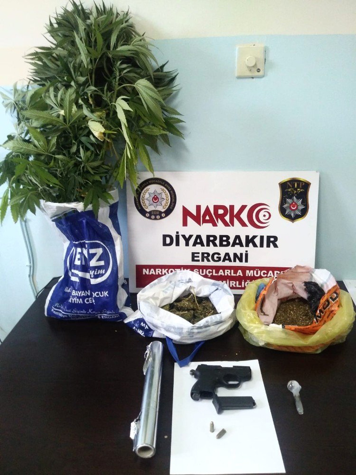 Ergani\'de uyuşturucu tacirlerine şafak operasyonu