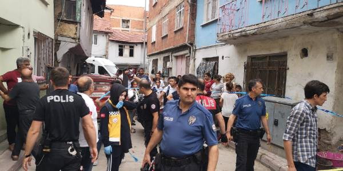 Evinden kötü koku gelen kişi, asılı halde ölü bulundu