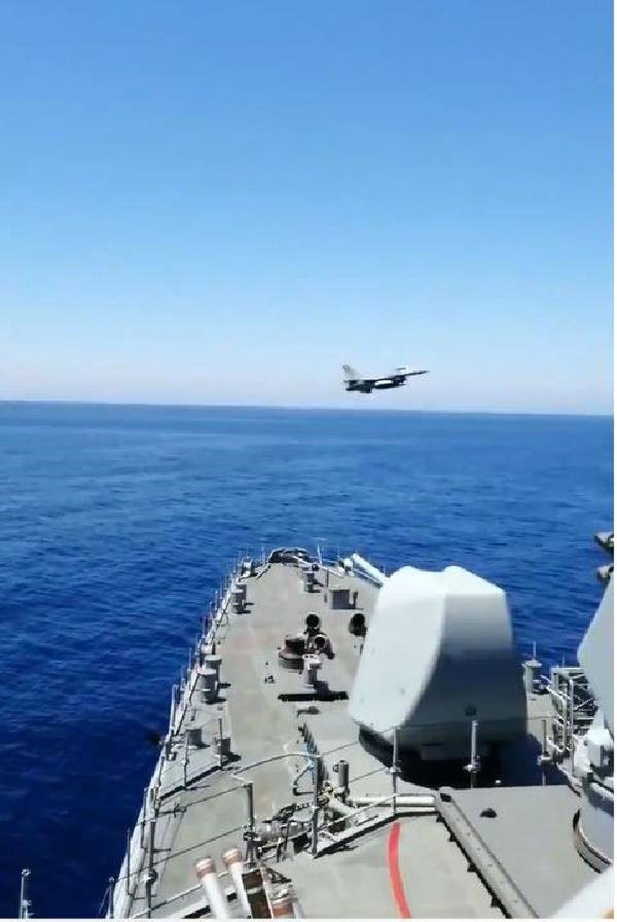 F-16, \'Fatih\'i selamladı
