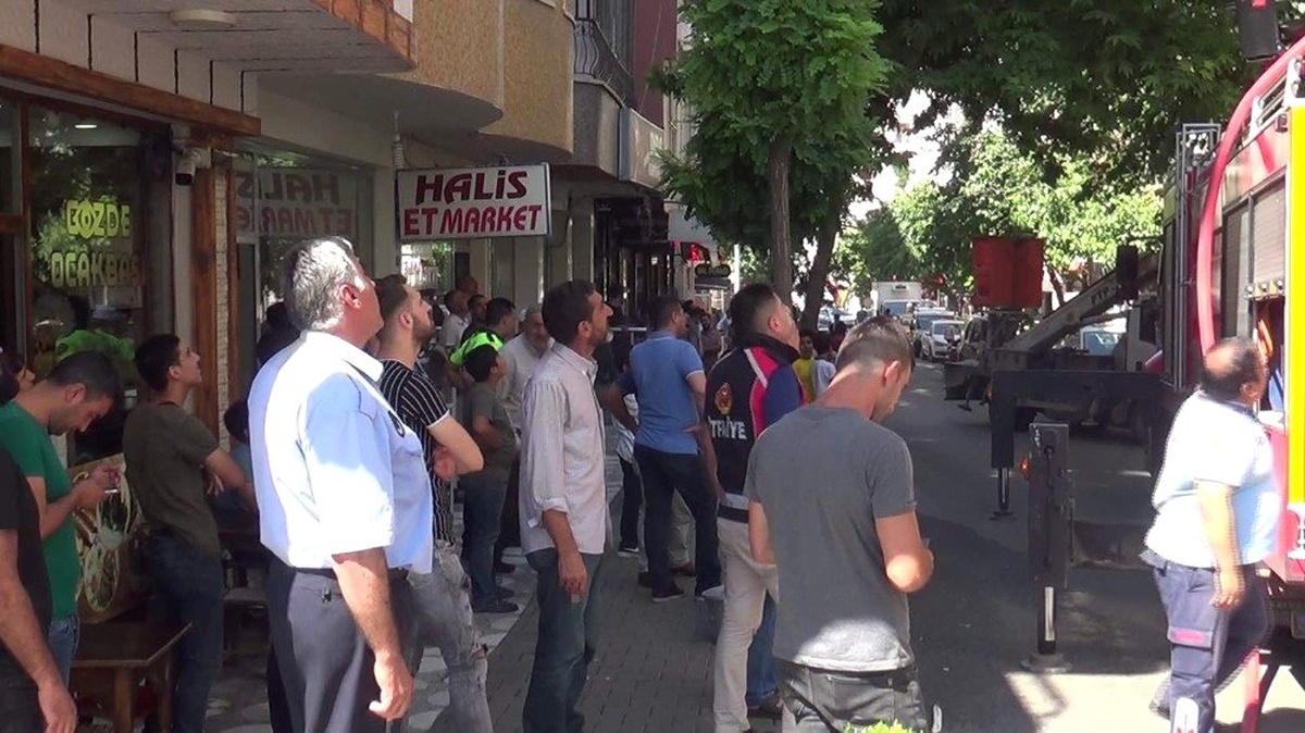 Film izler gibi evin yanışını izlediler