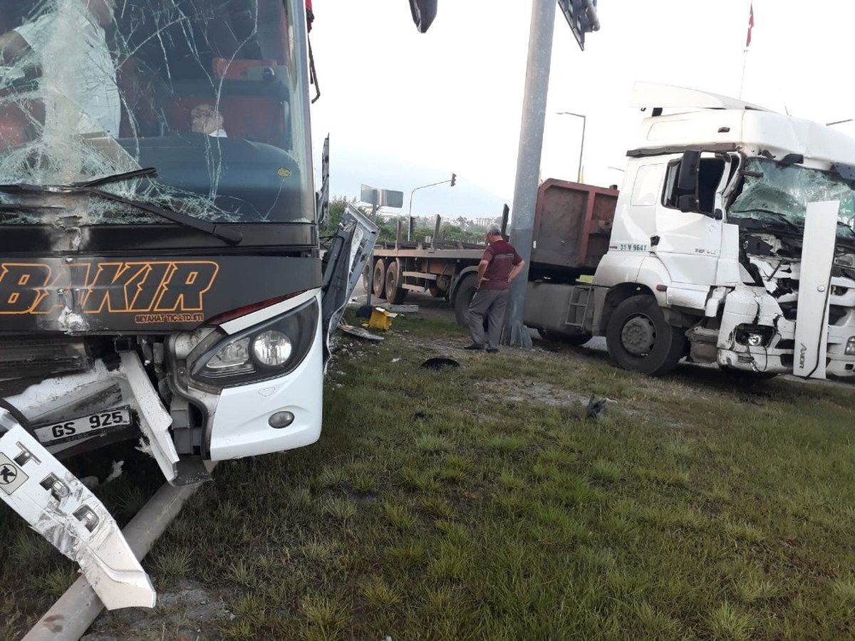 Hatay\'da yolcu otobüsü tırla çarpıştı: 7 yaralı