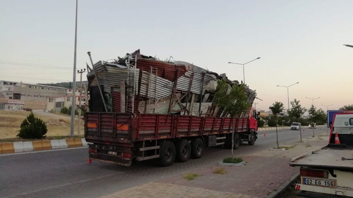 Hurda yüklü kamyon tehlikeye neden oldu