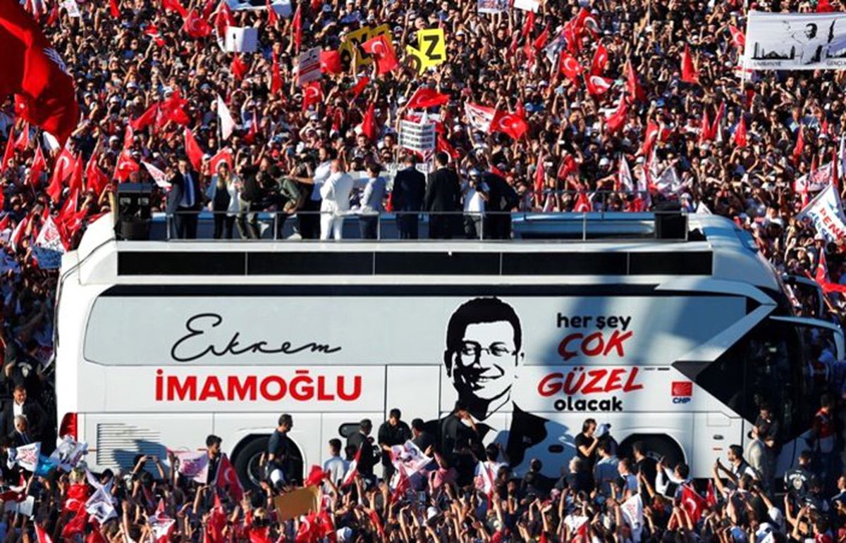 İmamoğlu Saraçhane\'de konuşuyor