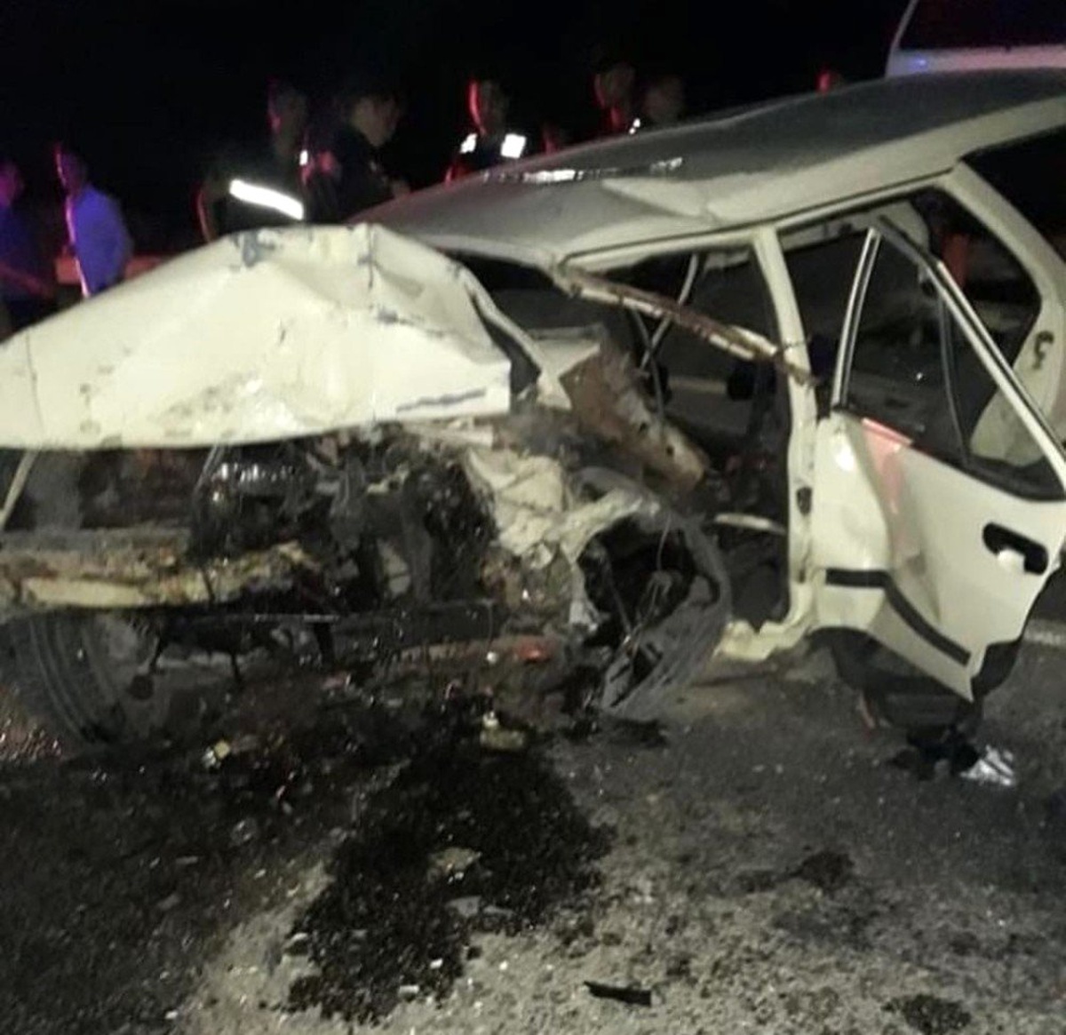 İzmir\'de 3 otomobilin karıştığı trafik kazasında 1 kişi öldü, 2 kişi yaralandı