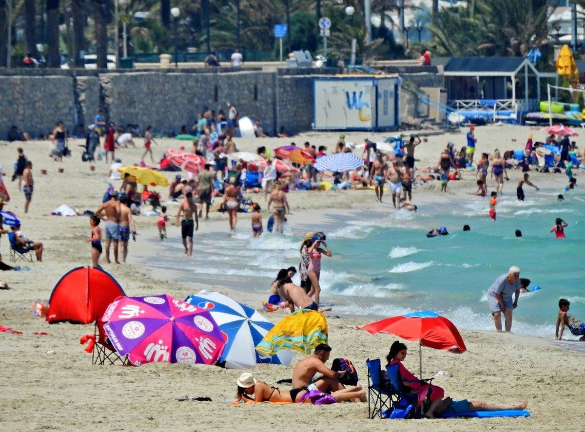 İzmir yanıyor, aşırı sıcaktan bunalanlar Çeşme\'de serinliyor