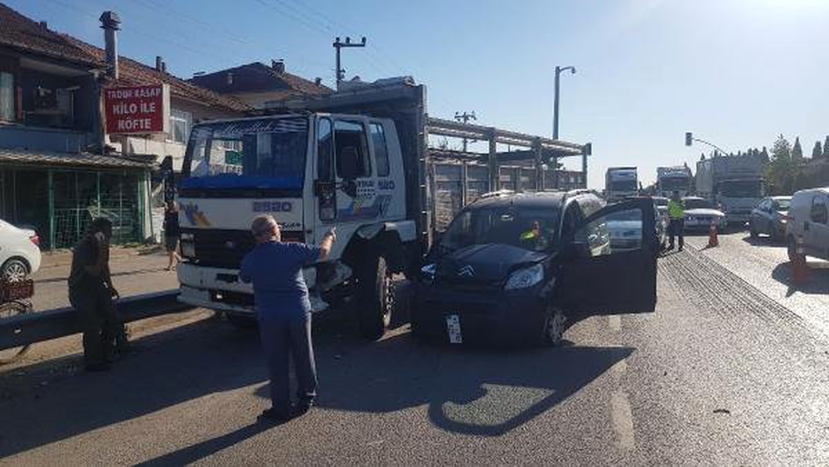 Kamyonla çarpışan hafif ticari aracın sürücüsü ve eşi yaralandı