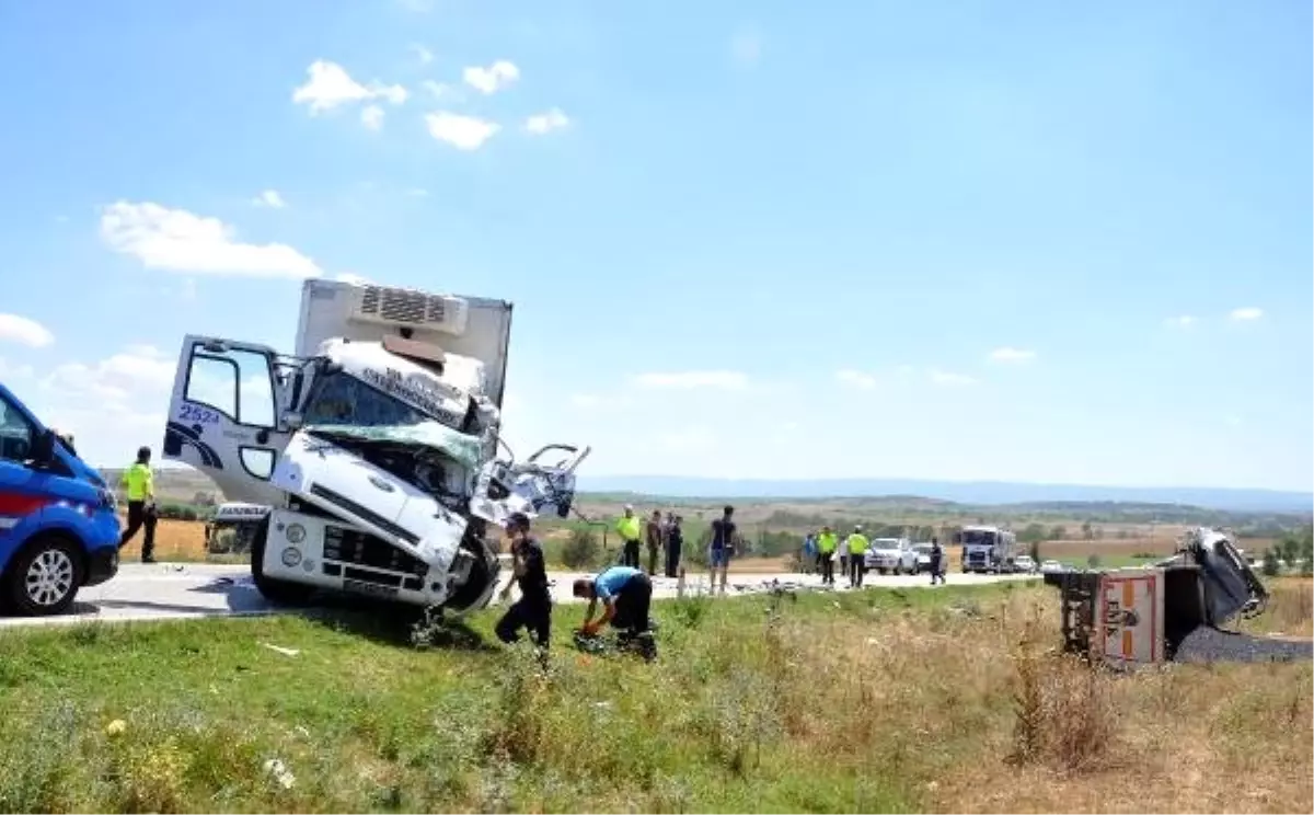 Kamyonlar, kafa kafaya çarpıştı: 2 yaralı