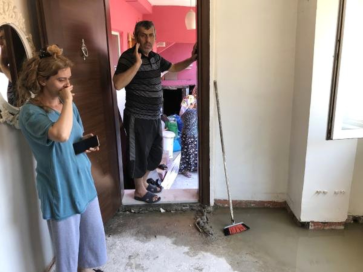 Kanalizasyon suyunun girdiği ev kullanılmaz hale geldi