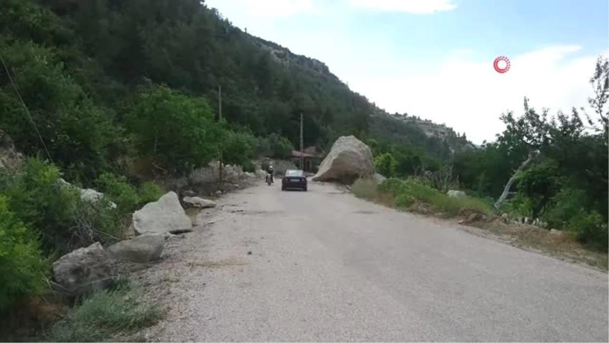 Karaman\'da dev kaya parçası köy yoluna düştü