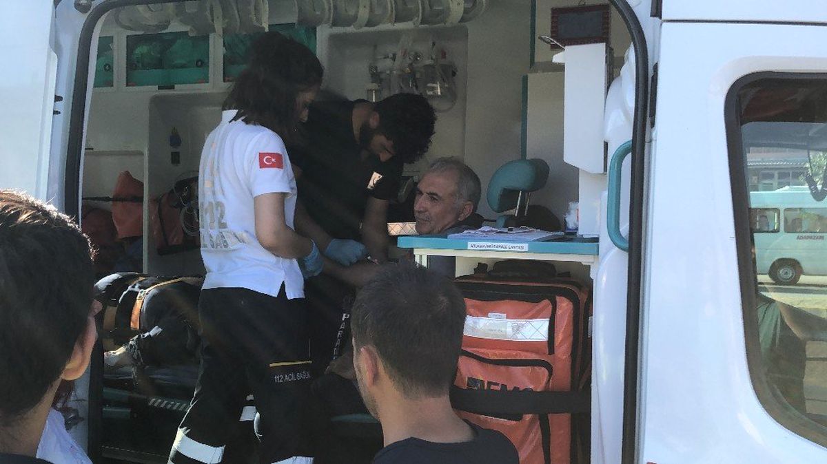 Kavşakta kamyon ile hafif ticari araç çarpıştı: 2 yaralı