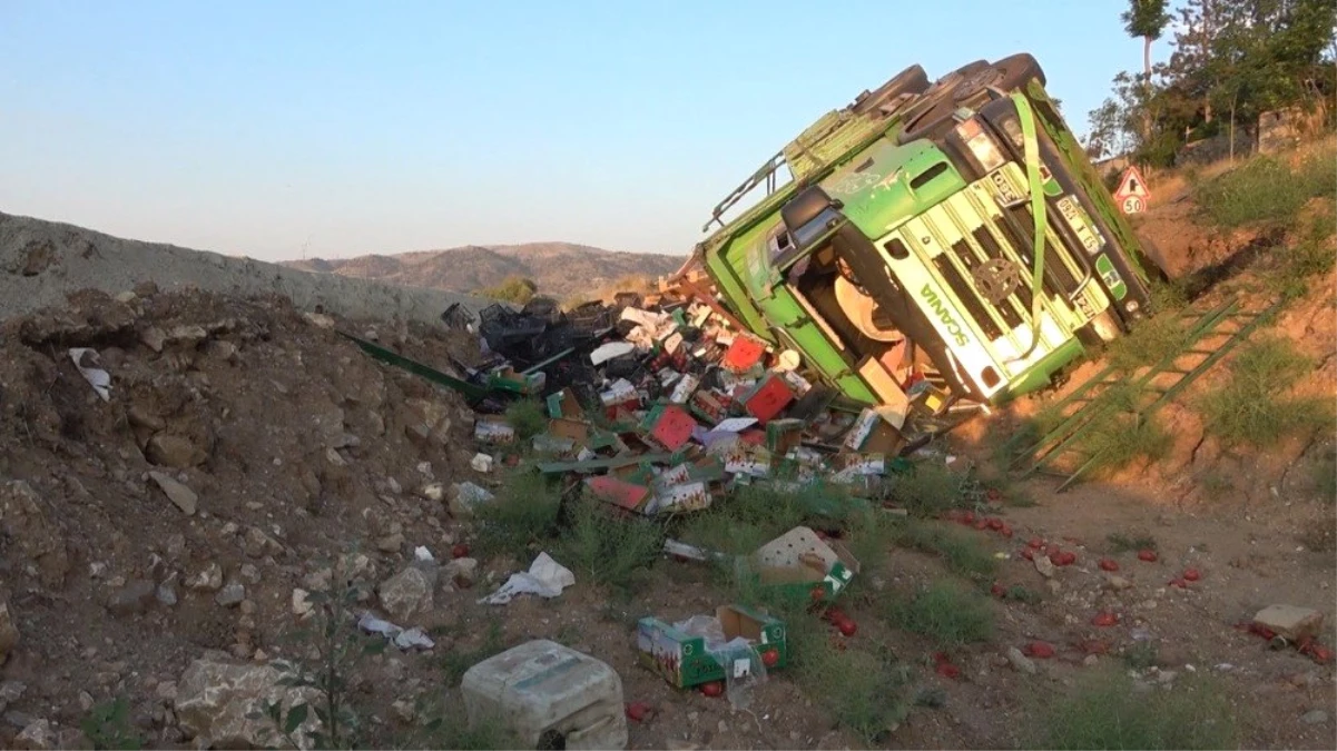 Kırıkkale\'de sebze yüklü kamyon devrildi: 1 yaralı