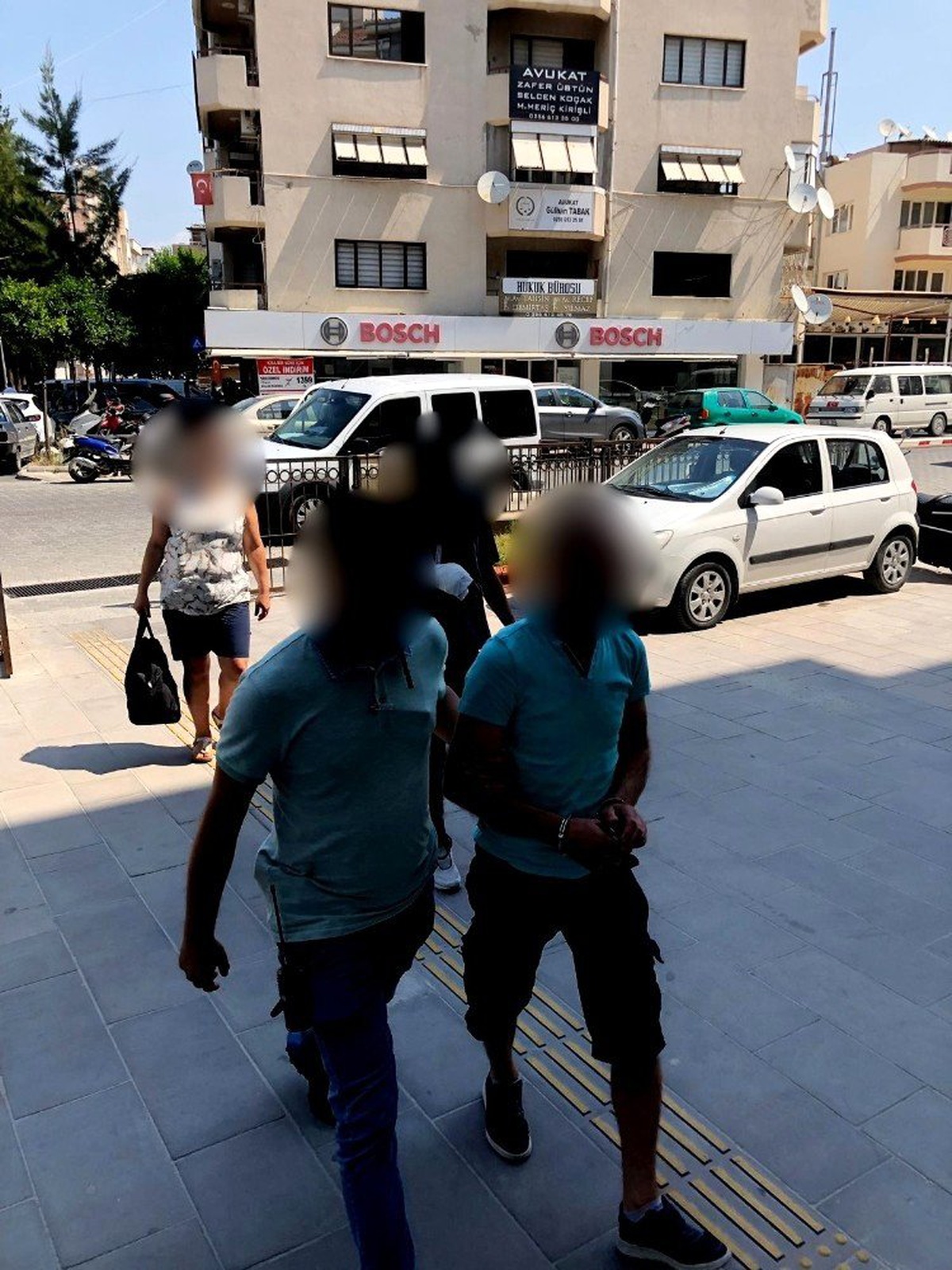 Kuşadası\'nda 27 yıl 3 ay kesinleşmiş hapis cezası bulunan iki zanlı yakalandı