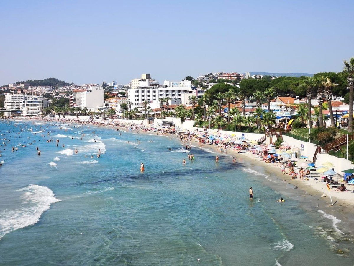 Kuşadası\'nda sıcaktan bunalan plaja ve su parkına koştu