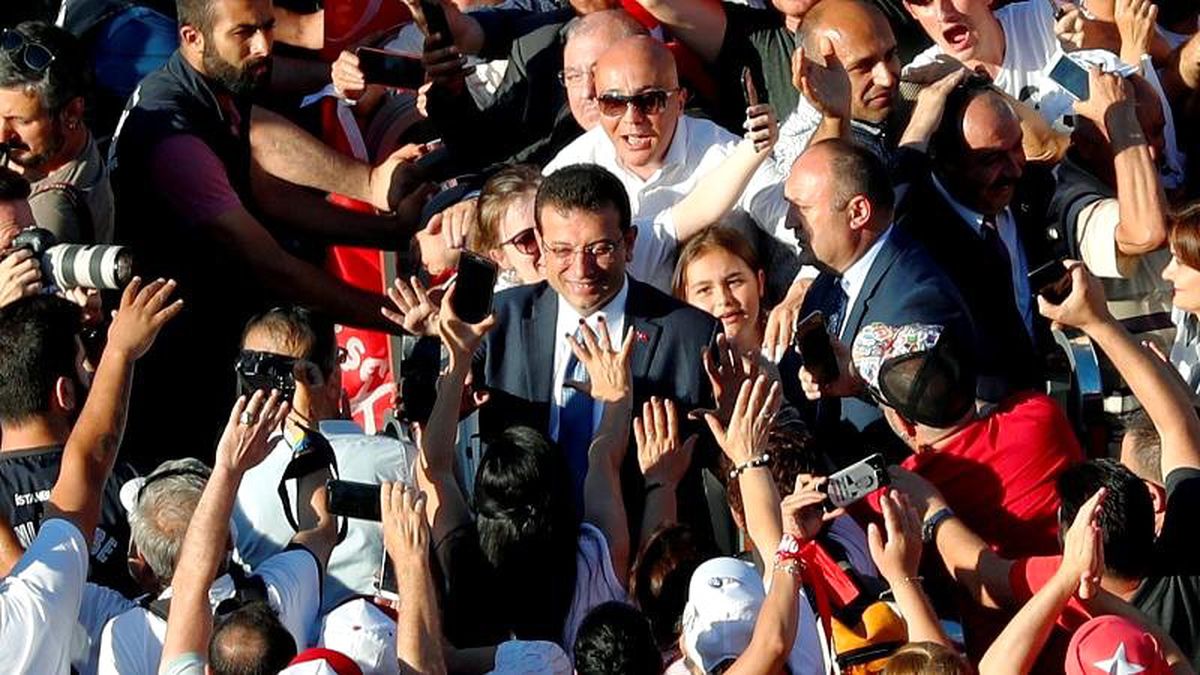 Ekrem İmamoğlu mazbatasını aldı