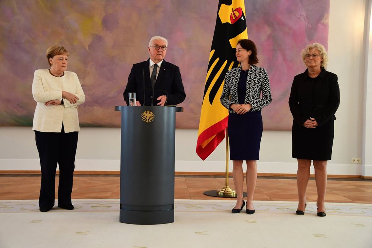 Merkel yine titrerken görüntülendi