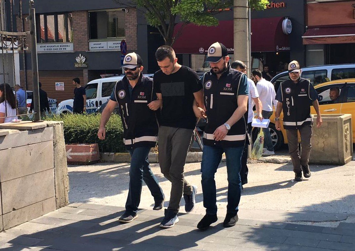 Mezuniyet töreninde yakayı ele verdi