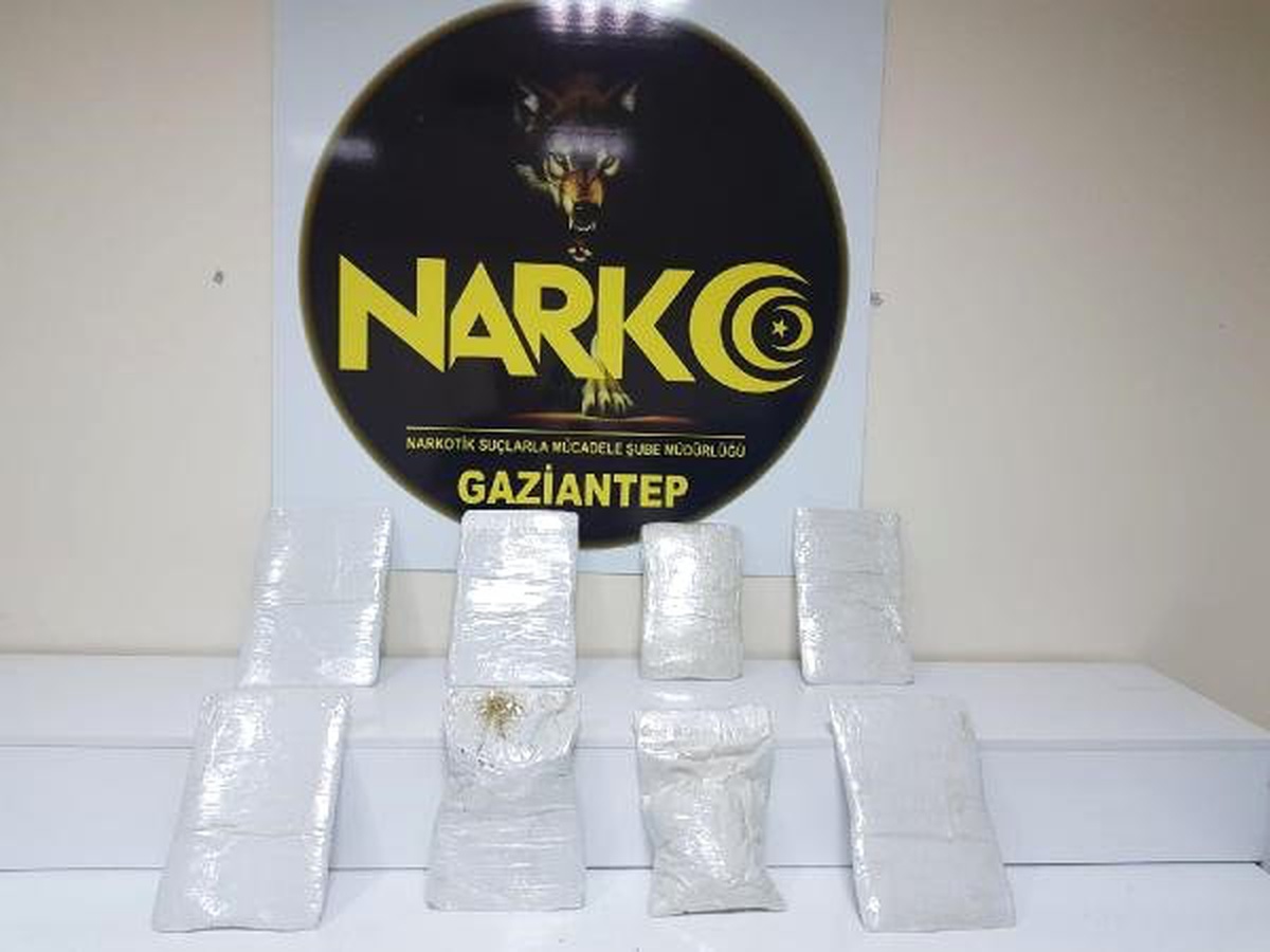 Minibüs zulasında 8 kilo esrar ele geçirildi