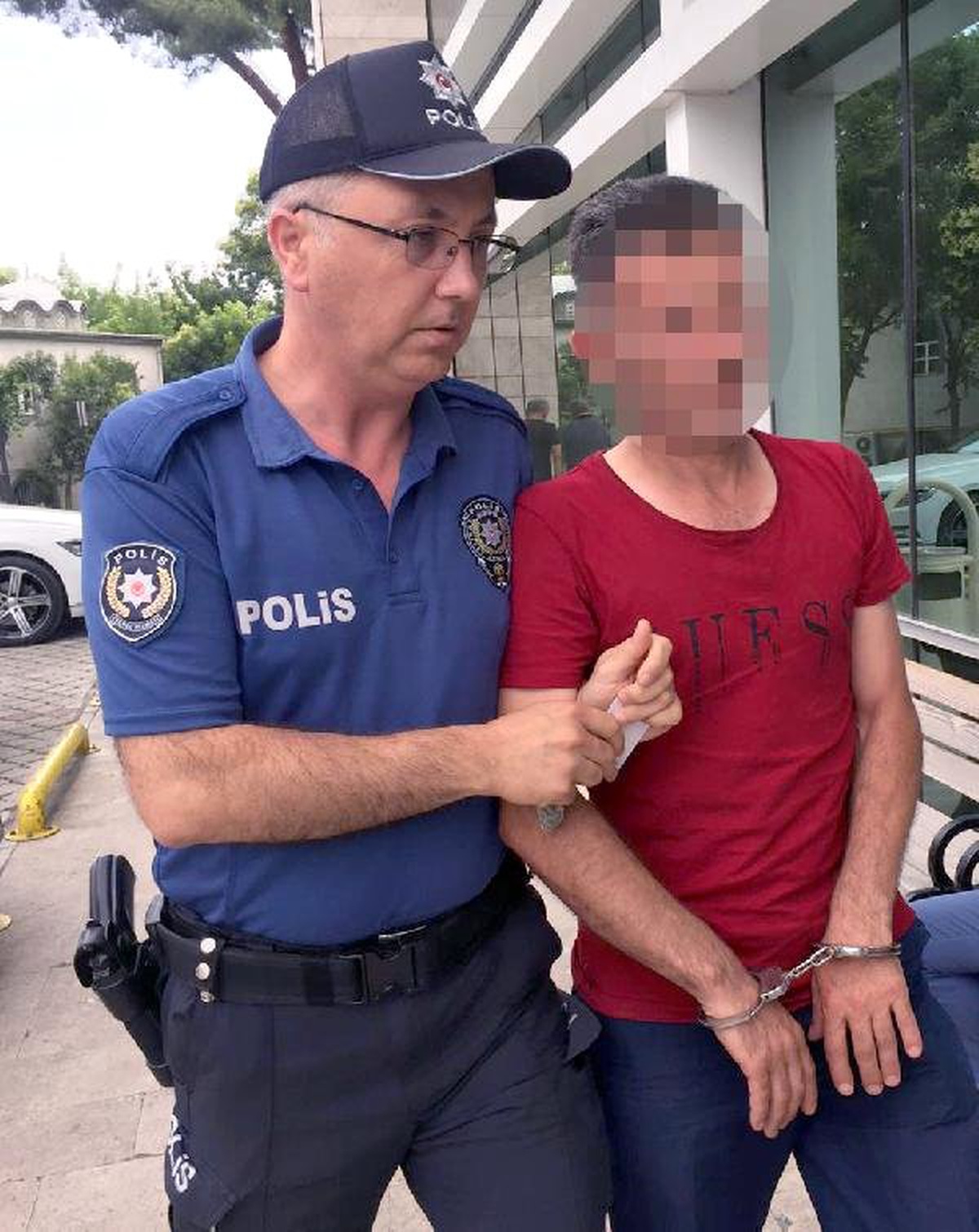 Miras yüzünden husumetli olduğu akrabasının minibüsünü yaktı