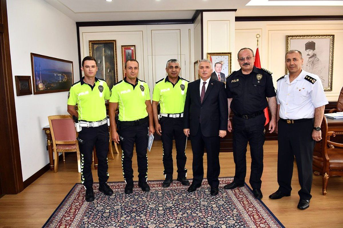 O polislere başarı belgesi