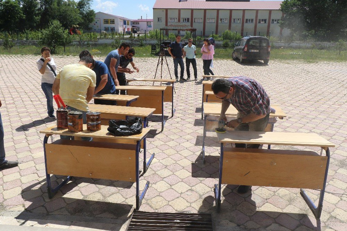 Öğretmenler, zımparalarla eskiyen okul sıralarını tamir etti