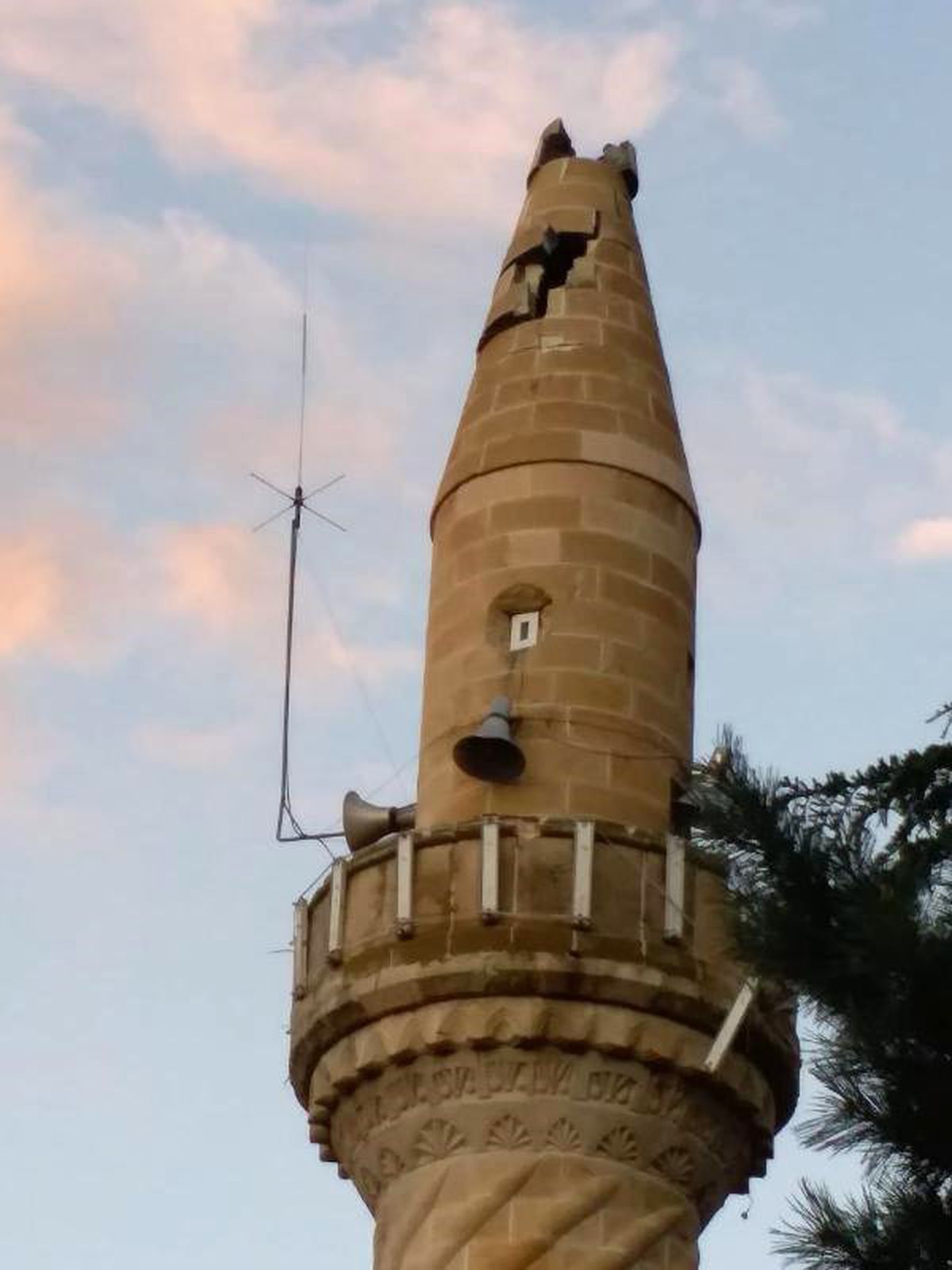 Olur\'da minareye yıldırım düştü