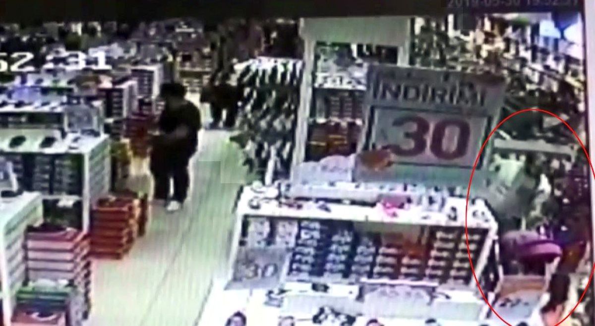 (Özel) AVM\'deki mağazada bebek pusetinden 20 bin lira çalan hırsızlar kamerada