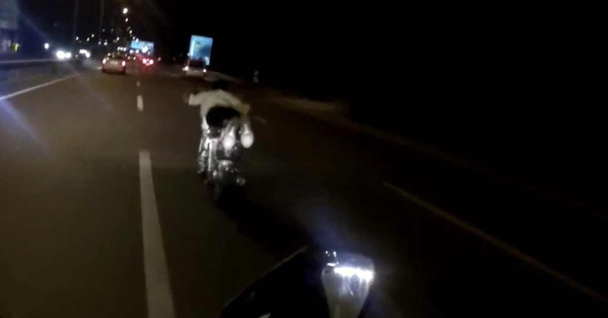 (Özel) Motosikletin üzerine yatan sürücünün tehlikeli yolculuğu