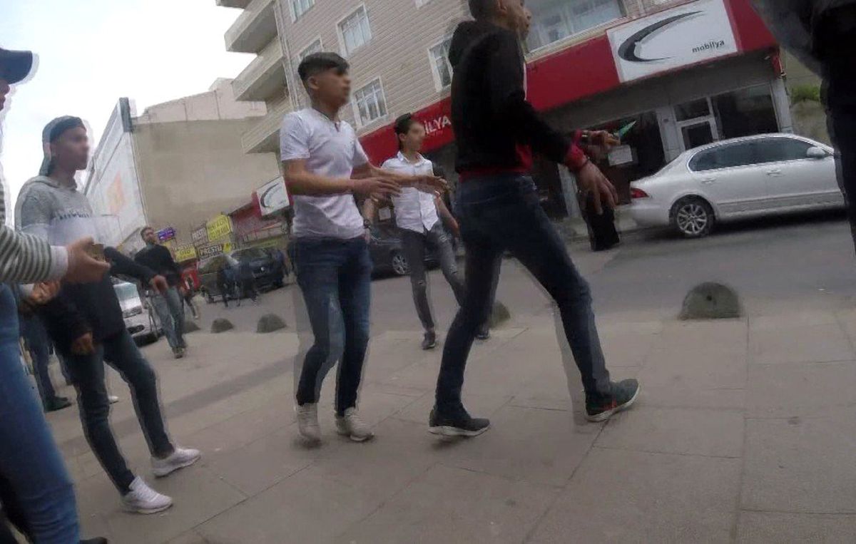 (Özel) Sultanbeyli\'de gençlerin bıçaklı kavgası: 1 yaralı