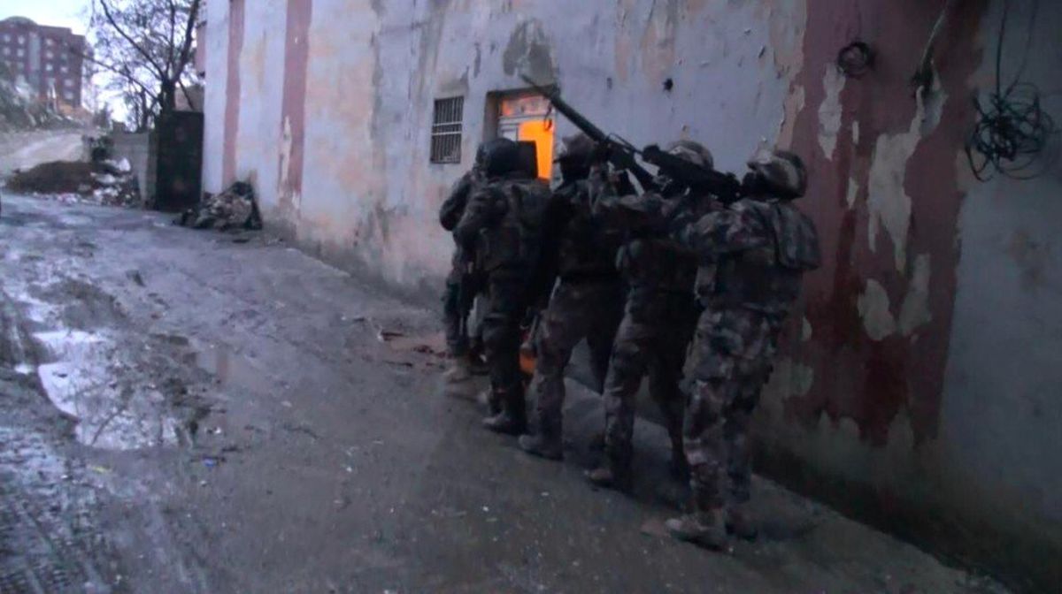 Polislere saldırı girişiminde bulunan 8 kişi yakalandı