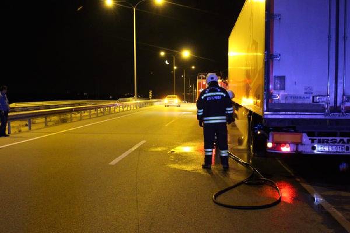 Rampadan inerken freni boşalan TIR, kapanla durduruldu